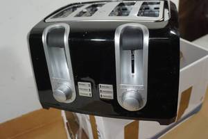 lot 151 image: Black and Decker 4 Slice Toaster