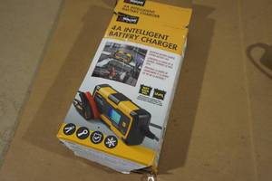 lot 180 image: Wagan 4 Amp Intelligent Battery Charger and Maintainer