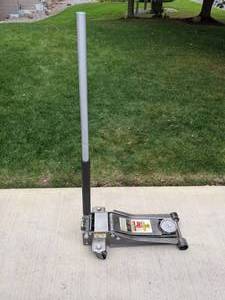 lot 173 image: Pittsburgh Automotive Heavy Duty 3 Ton Floor Jack