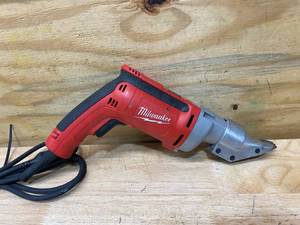 lot 72 image: MILWAUKEE 6.8 Amp 18-Gauge Shear