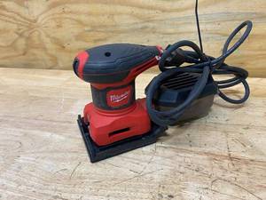 lot 75 image: MILWAUKEE 3 Amp 14 Sheet Corded Palm Sander