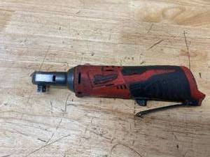 lot 89 image: MILWAUKEE M12 12V Lithium-Ion Cordless 38 in. Ratchet (Tool-Only)