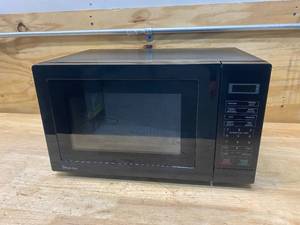 lot 14 image: MAGIC CHEF 0.7 cu. ft. 700-Watt Countertop Microwave in Black