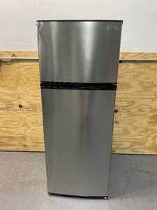 lot 16 image: VISSANI 7.1 cu. ft. Top Freezer Refrigerator in Stainless Steel Look