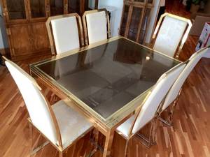 Expandable Dining Room Table and Chairs