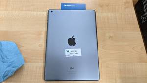 lot 13 image: Apple iPad Air (A1474) 32GB Black 9.7 1536x2048 iOS 12.5.5 - USED WORKING