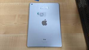lot 16 image: Apple iPad Air (A1474) 32GB White 9.7 1536x2048 iOS 12.5.5 - USED WORKING