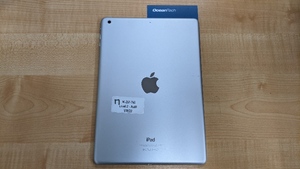 lot 18 image: Apple iPad Air 2 (A1567) 64GB White 9.7 2048x1536  Unlocked iOS 15.2.1 - USED WORKING