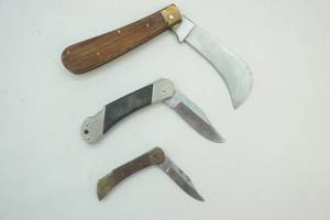 lot 60 image: locking blade knife