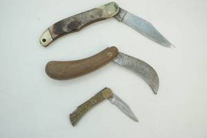 lot 61 image: locking blade knife