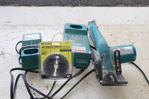 lot 972 image: Makita 5090D 3-38 Cut-Off Tool with 36T General Purpose Saw Blade, (2) Chargers