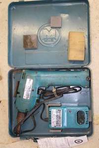 lot 998 image: Makita 6012HD 9.6V Drill Driver with Charger, Metal Case