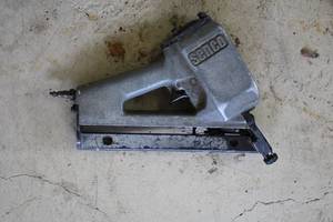 lot 1002 image: Senco Air Finish Nailer