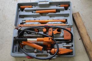 lot 1003 image: Central Hydraulics 4-Ton Portable Puller