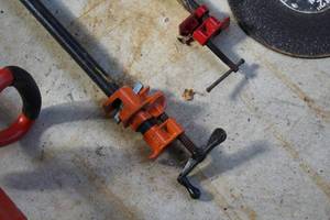 lot 1025 image: 34 Pipe Clamp