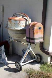 lot 956 image: Electric Cement Mixer
