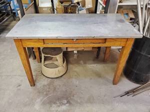 lot 13 image: Work Desk