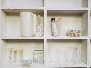 lot 21 image: Contents Of Shelf