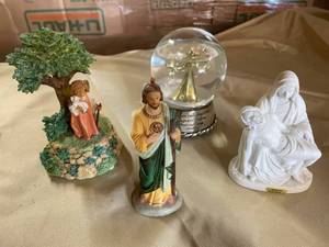 lot 39 image: 4-Lovely Statues, 2-Are Musical