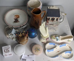 lot 26 image: Beautiful Vintage Porcelain Collection