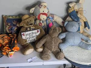 lot 16 image: Adorable Vintage Teddy Bear Collection