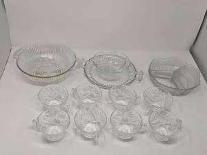 lot 141 image: Beautiful Depression Glass Collection-Jeanette Glass & More