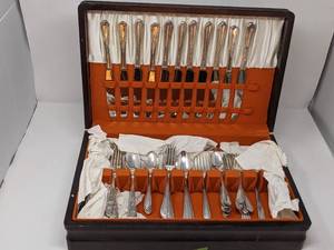 lot 143 image: Vintage Racebrook SIlverplate Set in Wooden Case