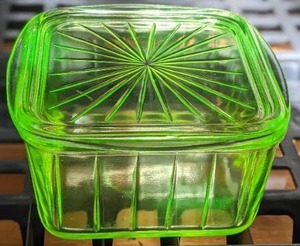 lot 35 image: Rare Vintage Depression Uranium Glass Refridegrator Dish