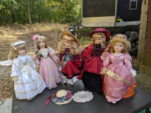 lot 226 image: 5 Stunning Vintage Porcelain Dolls