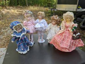 lot 227 image: 5 Beautiful Vintage Porcelain Dolls