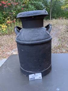 lot 238 image: Rare Vintage Valeska & Arthur 22 Milk Jug