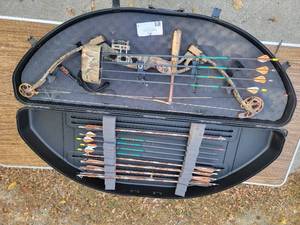 lot 03 image: Fred Bear Compound Bow with 16 Arrows & Bow Guard Case