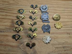 lot 81 image: Assorted Vintage Army Insignia Pins