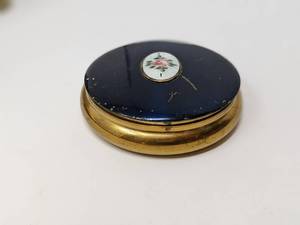 lot 135 image: Lovely 6 Piece Collectible Vintage Vanity Collection