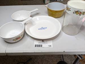 lot 126 image: Vintage 5-Piece Mid-Century-Modern Pyrex & Corning Ware Collection