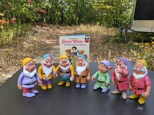 lot 221 image: Vintage  1973 Snow White Book & Vintage Rubber 7 Dwarves Figures
