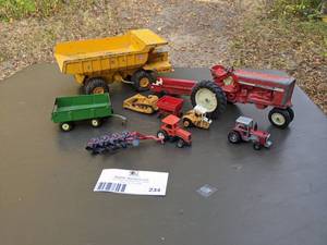 lot 234 image: Vintage Die Cast ERTL Farm Vehicles