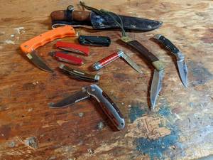 lot 67 image: Assorted Pocket Knives