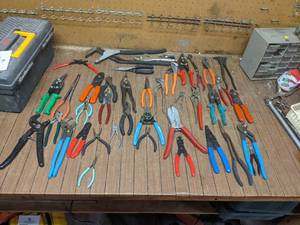 lot 252 image: 39pc Assorted Pliers & Wrench Collection