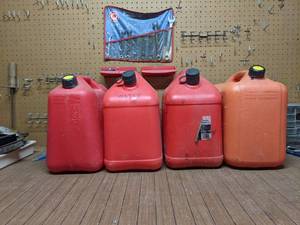 lot 314 image: 4pc Plastic Gas Can