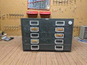 lot 322 image: Metal Tool Box 12x19x16