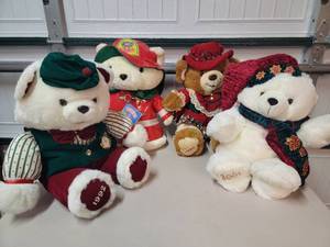 lot 302 image: Assorted Holiday Bears Collection
