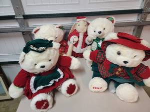 lot 303 image: Assorted Holiday Bears Collection