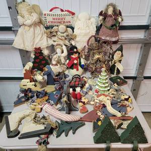 lot 305 image: Assorted Holiday Decor Collection