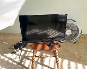 lot 172 image: TV & DVD Player
