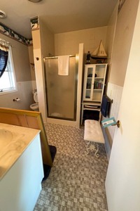 lot 40 image: Bathroom Contents