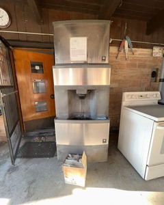 lot 206 image: Ice Machine