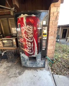 lot 208 image: Pop Vending Machine