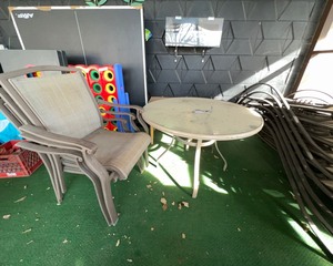 lot 375 image: Patio Table Set