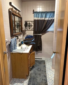 lot 34 image: Bathroom Contents